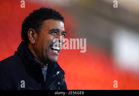 Sky Sports Pundit Chris Kamara durante la partita Sky Bet League One al Keepmoat Stadium di Doncaster. Data immagine: Martedì 26 gennaio 2021. Foto Stock