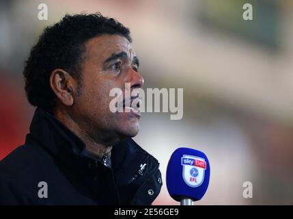 Sky Sports Pundit Chris Kamara durante la partita Sky Bet League One al Keepmoat Stadium di Doncaster. Data immagine: Martedì 26 gennaio 2021. Foto Stock