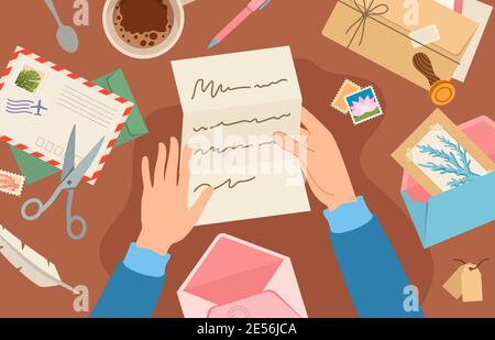 Mani che tengono la posta sulla scrivania. Donna che legge foglio di lettera di carta. La carta e la busta con il timbro postale si trovano sul tavolo. Invio del concetto di vettore post Illustrazione Vettoriale