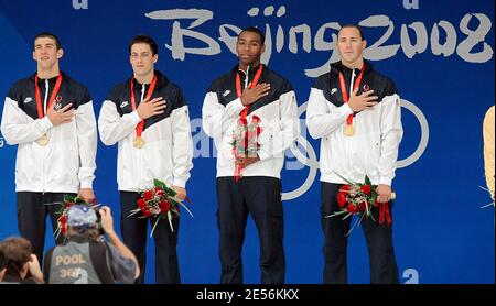 I nuotatori DEGLI STATI UNITI Michael Phelps (L), Garrett Weber-Gale (2° L) Cullen Jones (2° R) e Jason Lezak si levano sul podio dopo aver vinto l'ultimo giorno 3 delle XXIX Olimpiadi al centro acquatico nazionale olimpico di Pechino, Cina, il 11 agosto 2008. Gli Stati Uniti hanno battuto il record mondiale nella staffetta freestyle 4x100 metri da uomo, vincendo oro in 3min 08.24 per mantenere vivo il sogno di Michael Phelps di otto medaglie d'oro olimpiche. Foto di Gouhier-Hahn-Nebinger/Cameleon/ABACAPRESS.COM Foto Stock