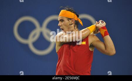 Il spagnolo Rafael Nadal gioca contro il australiano Lleyton Hewitt durante una partita di tennis maschile del secondo round per i Giochi Olimpici di Pechino del 2008 il 12 agosto 2008. Foto di Gouhier/Hahn/Nebinger/ABACAPRESS.COM Foto Stock