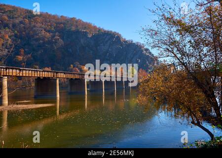 Vista autunnale del B&o e dei ponti ferroviari di Winchester e Potomac. Presso Harpers Ferry, West Virginia. Foto Stock