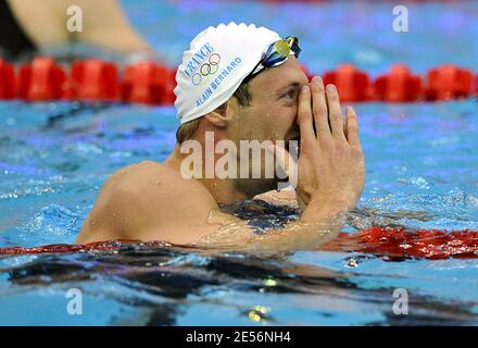 Alain Bernard of France celebra il completamento della finale maschile di 100 m di Freestyle, al primo posto il giorno 6 dei Giochi Olimpici di Pechino presso il National Aquatics Center di Pechino, Cina, il 14 agosto 2008. Alain Bernard di Francia ha terminato la gara in un tempo di 47.21 e vince la medaglia d'oro. Foto di Willis Parker/Cameleon/ABACAPRESS.COM Foto Stock