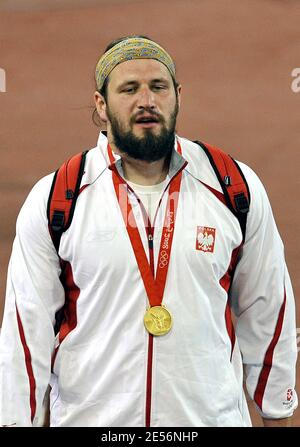 Tomasz Majewski in Polonia celebra la presa dell'oro nel colpo degli uomini messo finale dei XXIX Giochi Olimpici allo stadio nazionale di Pechino, Cina il 15 agosto 2008. Foto di Willis Parker/Cameleon/ABACAPRESS.COM Foto Stock