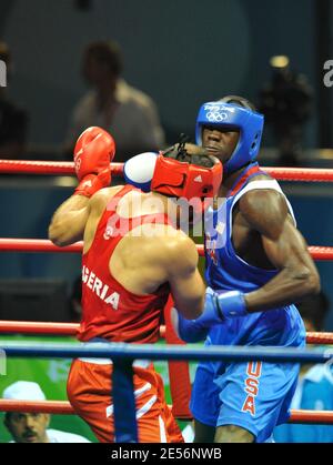 Il selvaggio americano Deontay (Blu) contro Abdelaziz Touilbini (rosso) di Algerie durante la loro categoria di lotta Heavy 91 kg nel ginnasio dei lavoratori di Pechino per i Giochi Olimpici di Pechino 2008 il 13 agosto 2008. Foto di JM Psaja/ABACAPRESS.COM Foto Stock