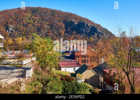 Una vista della città e dei fiumi dal cortile anteriore della casa Harper. Durante l'autunno, in autunno a Harpers Ferry, West Virginia. Foto Stock