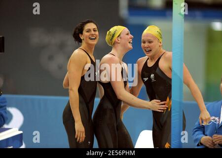 Stephanie Rice, Bronte Barratt e Kylie Palmer of Australia celebrano la vittoria della finale Freestyle Relay 4 x 200 m femminile e la medaglia d'oro tenuta al National Aquatics Center durante il giorno 6 dei Giochi Olimpici di Pechino 2008 il 14 agosto 2008 a Pechino, Cina. La squadra australiana ha concluso la gara in un tempo di 7:44.31, un nuovo Mondiale ReCOMrd. Foto di Gouhier-Hahn-Nebinger/Cameleon/ABACAPRESS.CO Foto Stock