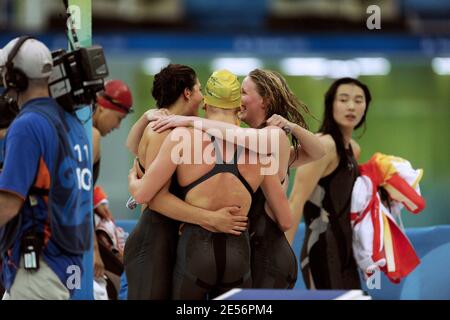 Stephanie Rice, Bronte Barratt e Kylie Palmer of Australia celebrano la vittoria della finale Freestyle Relay 4 x 200 m femminile e la medaglia d'oro tenuta al National Aquatics Center durante il giorno 6 dei Giochi Olimpici di Pechino 2008 il 14 agosto 2008 a Pechino, Cina. La squadra australiana ha concluso la gara in un tempo di 7:44.31, un nuovo Mondiale ReCOMrd. Foto di Gouhier-Hahn-Nebinger/Cameleon/ABACAPRESS.CO Foto Stock