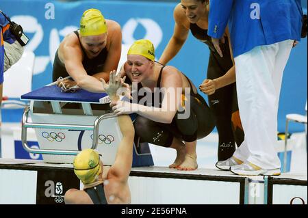 Stephanie Rice, Bronte Barratt, Kylie Palmer e Linda Mackenzie dell'Australia festeggiano la vittoria della finale Freestyle Relay 4 x 200 m per le donne e la medaglia d'oro tenuta al National Aquatics Center durante il giorno 6 dei Giochi Olimpici di Pechino 2008 il 14 agosto 2008. La squadra australiana ha concluso la gara in un tempo di 7:44.31, un nuovo record mondiale. Foto di Jing min/Cameleon/ABACAPRESS.COM Foto Stock