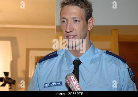 Campione olimpico francese nel Freestyle da 100m maschile, Alain Bernard è un gendarme (polizia militare) nella vita quotidiana. Parigi, Francia nel 2008. Foto di Sirpa/Gendarmerie/ABACAPRESS.COM Foto Stock