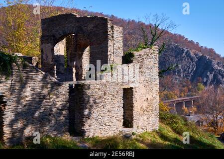 Le rovine in pietra della vecchia chiesa episcopale di San Giovanni. Durante l'autunno, in autunno a Harpers Ferry, West Virginia. Foto Stock