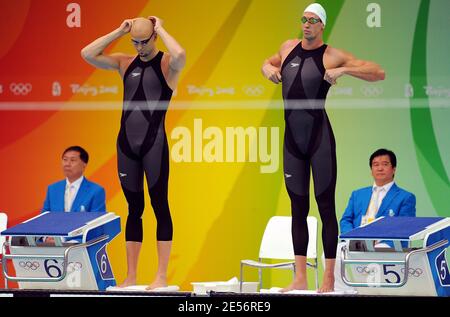 L'Alain Bernard della Francia si prepara prima della finale maschile di 50m Freestyle che si tiene durante la Giornata dei Giochi Olimpici di Pechino 8 presso il Centro Acquatico Nazionale di Pechino, Cina, il 16 agosto 2008. Foto di Gouhier-Hahn-Nebinger/Cameleon/ABACAPRESS.COM Foto Stock