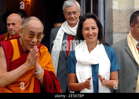 La guida spirituale tibetana esiliata, il Dalai lama (L) saluta le persone accanto al socialista francese ed ex candidato presidenziale Segolene Royal (R) durante un incontro presso l'abbazia di Villeneuve, a Les Sorinieres, vicino a Nantes, Francia occidentale, il 16 agosto 2008. La guida spirituale tibetana di 73 anni è volata a Parigi il 11 agosto per la visita di 12 giorni al culmine delle Olimpiadi di Pechino, avendo archiviato i piani per incontrare il presidente Nicolas Sarkozy per timore di arrabbiarsi con la Cina. Foto di Arnaud Jaffre/ABACAPRESS.COM Foto Stock