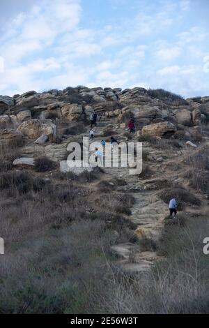Un sentiero che conduce fino alla cima di una montagna, seguito da diversi escursionisti. Foto Stock