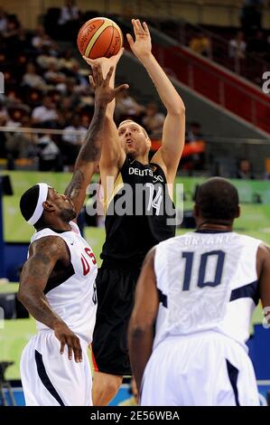 Dirk Nowitzki in Germania con Lebron James e Kobe Bryant in azione durante la partita USA contro Germania del primo round dei Giochi Olimpici di Pechino 2008. Pechino, 18,2008 agosto. Gli Stati Uniti hanno vinto il 106-57. Foto di Gouhier-Hahn-Nebinger/Cameleon/ABACAPRESS.COM Foto Stock