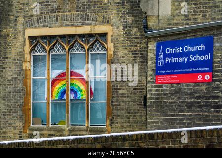 Christ Church Primary School, Hampstead, con arcobaleno dipinto dai bambini della scuola per l'NHS e i lavoratori chiave. Foto Stock