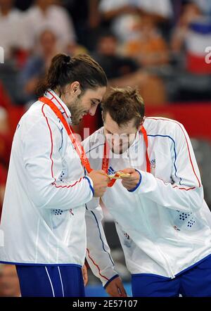 Bertrand Gille in Francia e suo fratello Guillaume festeggiano con la loro medaglia d'oro dopo aver vinto la medaglia d'oro di Handball, Francia contro Islanda a Pechino 2008 Olimpiadi Day 16 a Pechino, Cina il 24 agosto 2008. Foto di Gouhier-Hahn-Nebinger/Cameleon/ABACAPRESS.COM Foto Stock