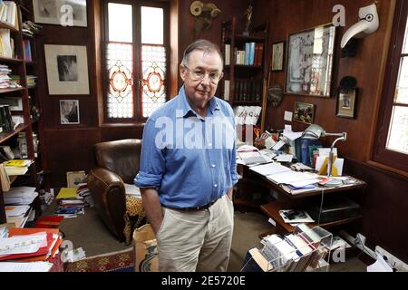 Lo scienziato francese, membro dell'Accademia francese delle scienze e specialista mondiale del cervello umano, il professor Jean-Didier Vincent, si pone nella sua casa di campagna vicino a Bordeaux, nella Francia sud-occidentale, il 26 agosto 2008. Vincent ha scritto numerosi libri tra cui 'Voyage extraordinaire au centre du cerveau' (un viaggio straordinario al Centro del cervello), è anche responsabile dei programmi presso il Ministero francese per l'Educazione e la Commissione etica delle Scienze. Foto di Patrick Bernard/ABACAPRESS.COM Foto Stock