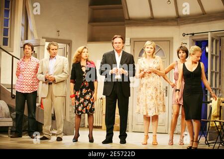 Francois-Eric Gendron, Manuel Gelin, Jean-Luc Porraz, Noemie Elbaz, Aude Thirion, Sabine Haudepin e Sophie Bouilloux durante la chiamata in cortina di 'Les Belles-Soeurs' rappresentata da Jean-Luc Moreau al Teatro Saint-Georges di Parigi, Francia, il 26 agosto 2008. Foto di Denis Guignebourg/ABACAPRESS.COM Foto Stock