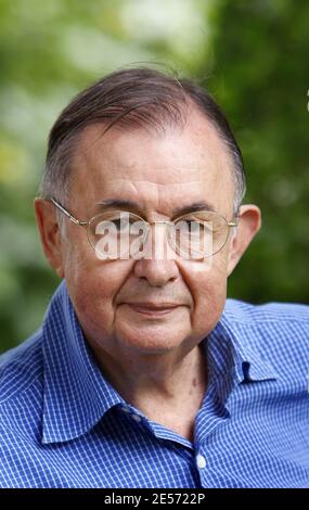 Lo scienziato francese, membro dell'Accademia francese delle scienze e specialista mondiale del cervello umano, il professor Jean-Didier Vincent, si pone nella sua casa di campagna vicino a Bordeaux, nella Francia sud-occidentale, il 26 agosto 2008. Vincent ha scritto numerosi libri tra cui 'Voyage extraordinaire au centre du cerveau' (un viaggio straordinario al Centro del cervello), è anche responsabile dei programmi presso il Ministero francese per l'Educazione e la Commissione etica delle Scienze. Foto di Patrick Bernard/ABACAPRESS.COM Foto Stock