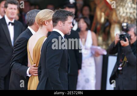 Gli attori George Clooney, Tilda Swinton e Brad Pitt partecipano alla proiezione notturna di apertura per Burn After Reading, al 65esimo Festival del Cinema di Venezia, il 27 agosto 2008. Foto di ABACAPRESS.COM Foto Stock