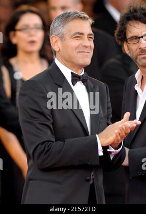 L'attore George Clooney partecipa alla proiezione notturna di apertura per Burn After Reading, al sessantacinquesimo Festival del Cinema di Venezia, il 27 agosto 2008. Foto di ABACAPRESS.COM Foto Stock