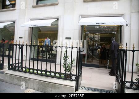 Prada Boutique on Avenue Montaigne a Parigi, Francia il 20 agosto 2008. Foto di Denis Guignebourg/ABACAPRESS.COM Foto Stock