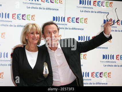 I presentatori televisivi Eve Ruggieri e Julien Lebbers partecipano alla conferenza stampa 'France Televisions' a Parigi, in Francia, il 28 agosto 2008. Foto di Guignebourg-Gorassini/ABACAPRESS.COM Foto Stock