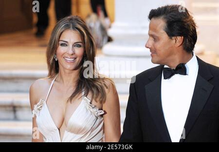 Elizabeth Hurley e suo marito Arun Nayar arrivano al Valentino : l'ultimo film dell'Imperatore tenutosi al Teatro la Fenice durante il sessantacinquesimo Festival del Cinema di Venezia Mostra, il 28 agosto 2008. Foto di ABACAPRESS.COM Foto Stock