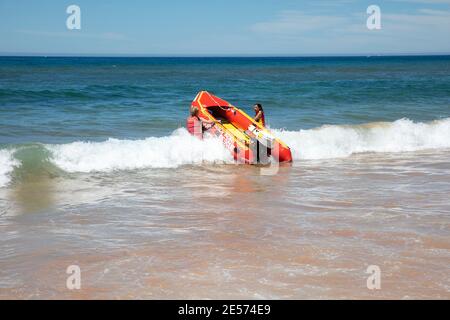 IRB Surf Rescue barca gonfiabile di salvataggio che tenta di lanciare oltre Le onde a Bilgola Beach a Sydney, NSW, Australia Foto Stock