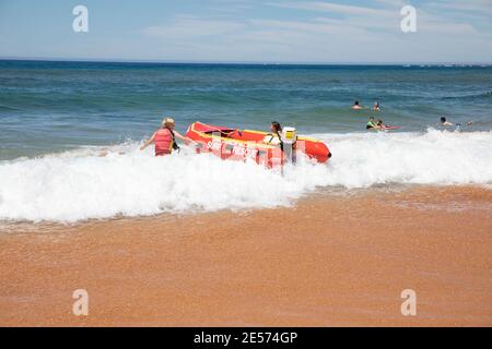 IRB Surf Rescue barca gonfiabile di salvataggio che tenta di lanciare oltre Le onde a Bilgola Beach a Sydney, NSW, Australia Foto Stock