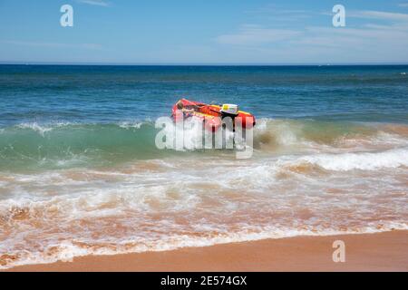 IRB Surf Rescue barca gonfiabile di salvataggio che tenta di lanciare oltre Le onde a Bilgola Beach a Sydney, NSW, Australia Foto Stock