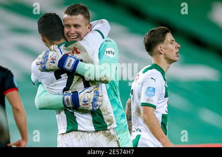 GRONINGEN, PAESI BASSI - GENNAIO 26: Alessio da Cruz del FC Groningen festeggia un obiettivo (3:0) con la squadra, abbracciando Sergio Padt del FC Groningen durante la partita olandese Eredivisie tra FC Groningen e ADO Den Haag allo stadio Hitachi Capital Mobility il 26 gennaio 2021 a Groningen, Paesi Bassi (Foto di Henk Jan Dijks/Orange Pictures/Alamy Live News) Foto Stock