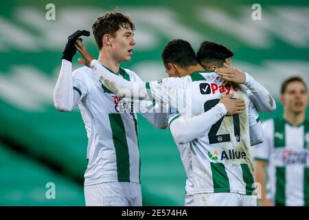 GRONINGEN, PAESI BASSI - GENNAIO 26: Alessio da Cruz del FC Groningen festeggiando un obiettivo (3:0) con il team Jorgen Larsen del FC Groningen durante la partita olandese Eredivisie tra FC Groningen e ADO Den Haag allo stadio Hitachi Capital Mobility il 26 gennaio 2021 a Groningen, Paesi Bassi (Foto di Henk Jan Dijks/Orange Pictures/Alamy Live News) Foto Stock