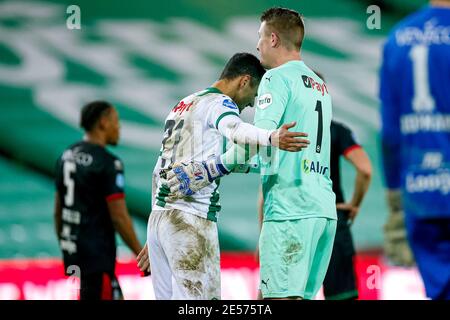 GRONINGEN, PAESI BASSI - GENNAIO 26: Alessio da Cruz del FC Groningen festeggia un gol (3:0) con la squadra, abbracciando Sergio Padt del FC Groningen durante il Th Foto Stock