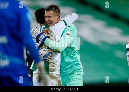 GRONINGEN, PAESI BASSI - GENNAIO 26: Alessio da Cruz del FC Groningen festeggia un gol (3:0) con la squadra, abbracciando Sergio Padt del FC Groningen durante il Th Foto Stock
