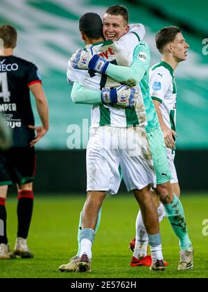 GRONINGEN, PAESI BASSI - GENNAIO 26: Alessio da Cruz del FC Groningen festeggia un gol (3:0) con la squadra, abbracciando Sergio Padt del FC Groningen durante il Th Foto Stock