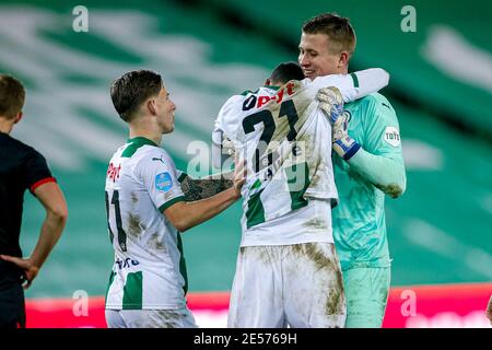 GRONINGEN, PAESI BASSI - GENNAIO 26: Alessio da Cruz del FC Groningen festeggia un gol (3:0) con la squadra, abbracciando Sergio Padt del FC Groningen durante il Th Foto Stock