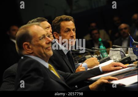 Javier Solana, capo della politica estera dell'Unione europea, il presidente francese Nicolas Sarkozy e il presidente della Commissione europea Jose Manuel Barroso durante un vertice d'emergenza dei leader dell'Unione europea sulla crisi in Georgia, tenutosi il 1° settembre 2008 presso la sede del Consiglio europeo a Bruxelles, in Belgio. Foto di Elodie Gregoire/ABACAPRESS.COM Foto Stock