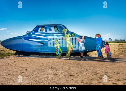 Benvenuti al cartello autostradale Roswell ai confini della città di Roswell, New Mexico, USA. Foto Stock