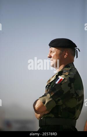 ESCLUSIVO. Il generale francese e capo dello staff della Difesa Jean-Louis Georgelin visita il campo francese 'Warehouse' e le unità che hanno aiutato l'ottava RPIMI a combattere i Talebani durante un agguato uccidendo 10 paracadutisti francesi ad est di Kabul il 18 agosto 2008. 3,000 truppe francesi partecipano alla forza internazionale di assistenza alla sicurezza (ISAF) a 40 nazioni nella provincia di Kabul. Foto di Corentin Fohlen/ABACAPRESS.COM Foto Stock