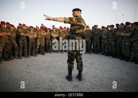 ESCLUSIVO. Il generale francese e capo del personale della Difesa Jean-Louis Georgelin visita la base operativa di Tora Forward (FOB) e incontra la quarta sezione dell'ottava RPIMI, nel distretto di Surobi in Afghanistan, il 3 settembre 2008; Dopo 10 paracadutisti francesi furono uccisi in un'imboscata dai Talebani ad est di Kabul il 18 agosto 2008. 3,000 truppe francesi partecipano alla forza internazionale di assistenza alla sicurezza (ISAF) a 40 nazioni nella provincia di Kabul. Foto di Corentin Fohlen/ABACAPRESS.COM Foto Stock