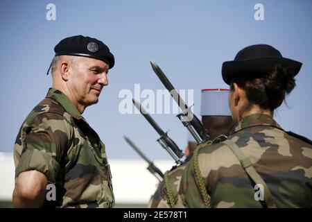 ESCLUSIVO. Il generale francese e capo dello staff della Difesa Jean-Louis Georgelin visita il campo francese 'Warehouse' e le unità che hanno aiutato l'ottava RPIMI a combattere i Talebani durante un agguato uccidendo 10 paracadutisti francesi ad est di Kabul il 18 agosto 2008. 3,000 truppe francesi partecipano alla forza internazionale di assistenza alla sicurezza (ISAF) a 40 nazioni nella provincia di Kabul. Foto di Corentin Fohlen/ABACAPRESS.COM Foto Stock