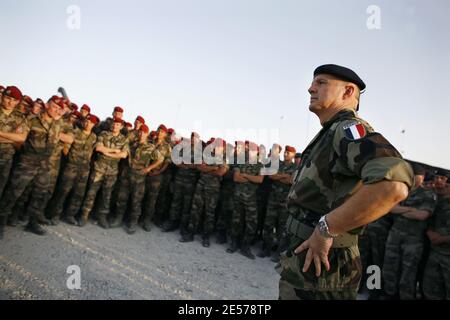 ESCLUSIVO. Il generale francese e capo del personale della Difesa Jean-Louis Georgelin visita la base operativa di Tora Forward (FOB) e incontra la quarta sezione dell'ottava RPIMI, nel distretto di Surobi in Afghanistan, il 3 settembre 2008; Dopo 10 paracadutisti francesi furono uccisi in un'imboscata dai Talebani ad est di Kabul il 18 agosto 2008. 3,000 truppe francesi partecipano alla forza internazionale di assistenza alla sicurezza (ISAF) a 40 nazioni nella provincia di Kabul. Foto di Corentin Fohlen/ABACAPRESS.COM Foto Stock