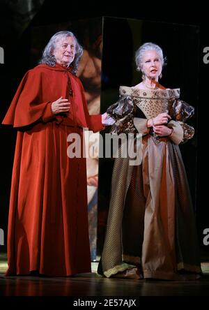 Claude Rich e Genevieve Casile durante la chiamata di cortina di 'le Diable rouge' rappresentata da Christophe Lidon al teatro di Montparnasse a Parigi, Francia, il 1 settembre 2008. Foto di Denis Guignebourg/ABACAPRESS.COM Foto Stock