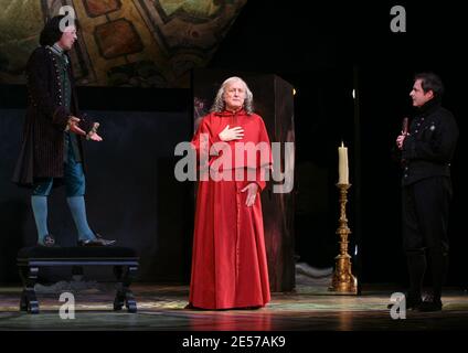 Claude Rich e Adrien Melin durante la chiamata in cortina di 'le Diable rouge' rappresentata da Christophe Lidon al teatro di Montparnasse a Parigi, Francia, il 1 settembre 2008. Foto di Denis Guignebourg/ABACAPRESS.COM Foto Stock