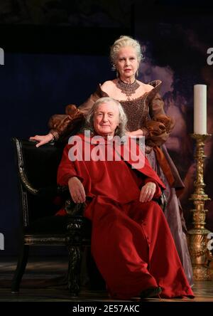 Claude Rich e Genevieve Casile durante la chiamata di cortina di 'le Diable rouge' rappresentata da Christophe Lidon al teatro di Montparnasse a Parigi, Francia, il 1 settembre 2008. Foto di Denis Guignebourg/ABACAPRESS.COM Foto Stock