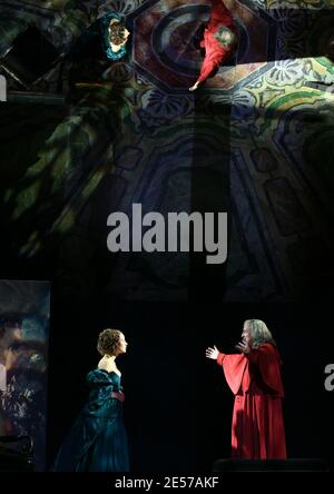 Claude Rich e Alexandra Ansidei durante la chiamata in cortina di 'le Diable rouge' rappresentata da Christophe Lidon al teatro Montparnasse a Parigi, Francia, il 1 settembre 2008. Foto di Denis Guignebourg/ABACAPRESS.COM Foto Stock