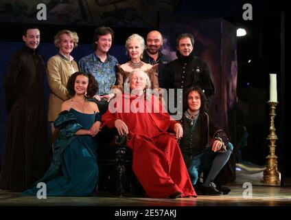 Claude Rich, Genevieve Casile, Adrien Melin e Alexandra Ansidei durante la prima chiamata di 'le Diable rouge' rappresentata da Christophe Lidon al teatro di Montparnasse a Parigi, Francia, il 1 settembre 2008. Foto di Denis Guignebourg/ABACAPRESS.COM Foto Stock