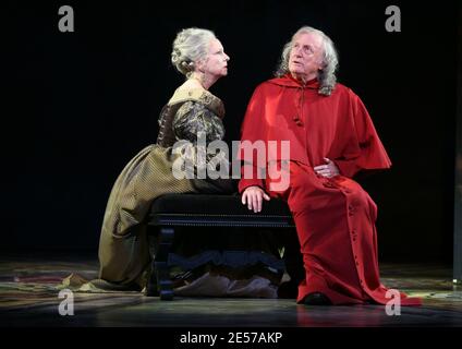 Claude Rich e Genevieve Casile durante la chiamata di cortina di 'le Diable rouge' rappresentata da Christophe Lidon al teatro di Montparnasse a Parigi, Francia, il 1 settembre 2008. Foto di Denis Guignebourg/ABACAPRESS.COM Foto Stock